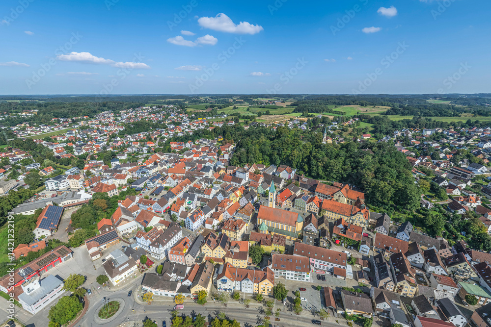Ausblick auf Mainburg im Zentrum der Hallertau an einem sonnigen Spätsommertag