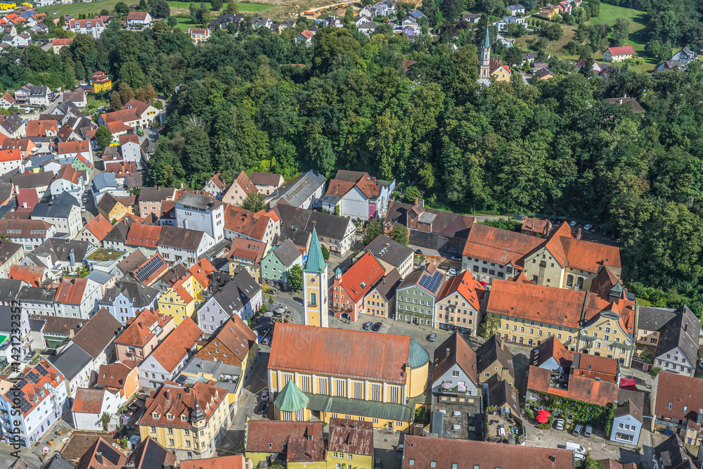 Ausblick auf Mainburg im Zentrum der Hallertau an einem sonnigen Spätsommertag
