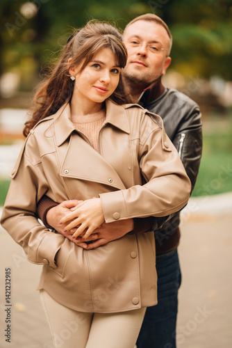 Obraz na płótnie Couple enjoying a romantic moment in a park during autumn afternoon w salonie