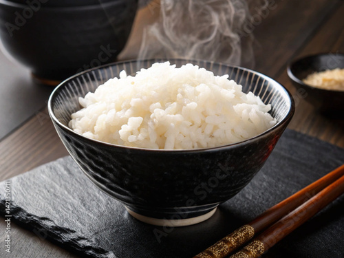 白米のイメージ、茶碗に盛られたご飯