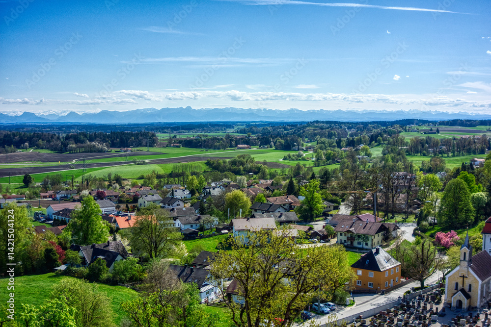 Fototapeta premium Haag in Oberbayern - Blick auf das Alpenpanorama