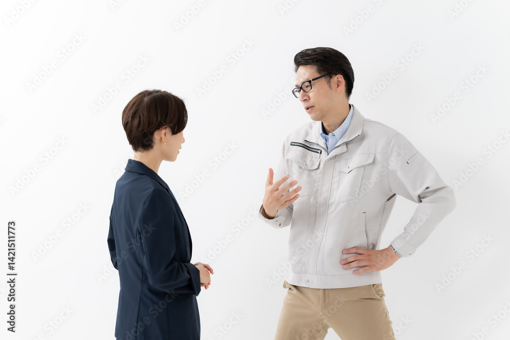 怒る作業着を着た男性 怒る作業着を着た男性