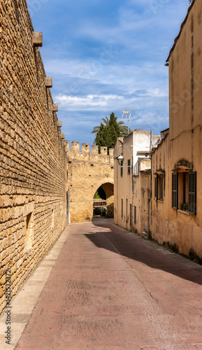 Obraz na płótnie Medieval Walls, die Stadtmauer von Alcudia, Mallorca, Spanien w salonie