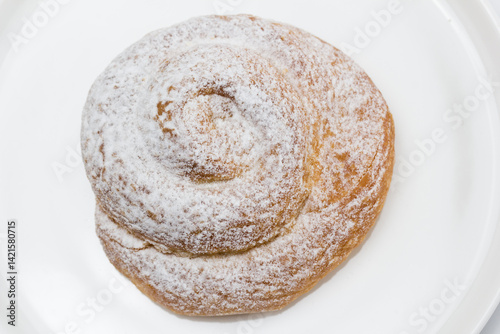 Vista cenital de una ensaimada en un plato