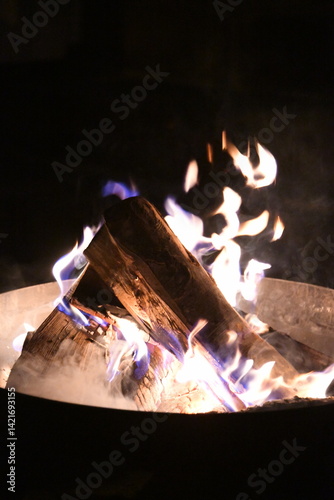 Osterfeuer in der Osternacht oder Auferstehungsfeier. Das brennende, lodernde Holz befindet sich in einer Feuerschale