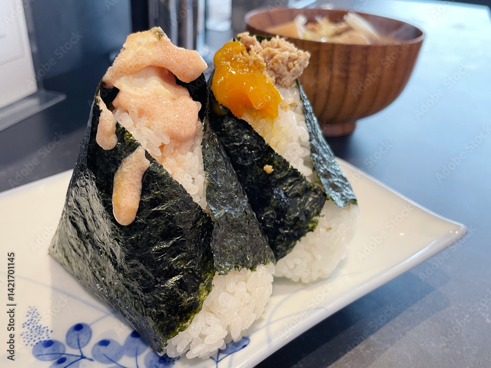 明太子マヨネーズおにぎりと肉そぼろ卵黄おにぎり
