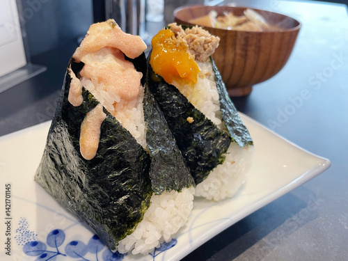 明太子マヨネーズおにぎりと肉そぼろ卵黄おにぎり
