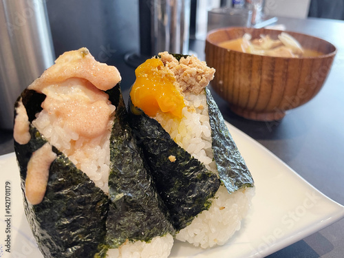 Obraz na płótnie 明太子マヨネーズおにぎりと肉そぼろ卵黄おにぎり w salonie