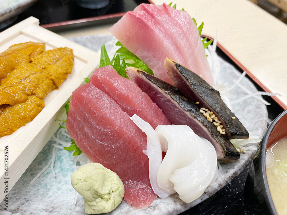 刺身定食(ウニ・マグロ・カツオタタキ・ブリ・イカソーメン)