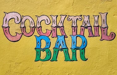 Sierkussen Bar Cocktailbar bord op gele muur  © Antonios