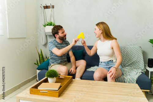 Obraz na płótnie Couple sharing a popsicle at home during summer heat wave w salonie