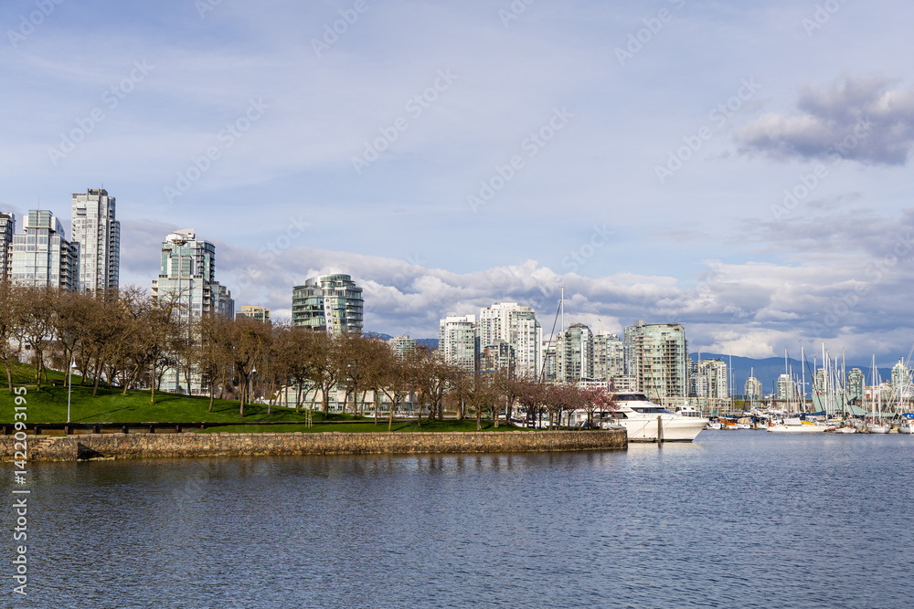 Obraz premium Scenic View of False Creek and Downtown Vancouver Skyline with Boats and Water