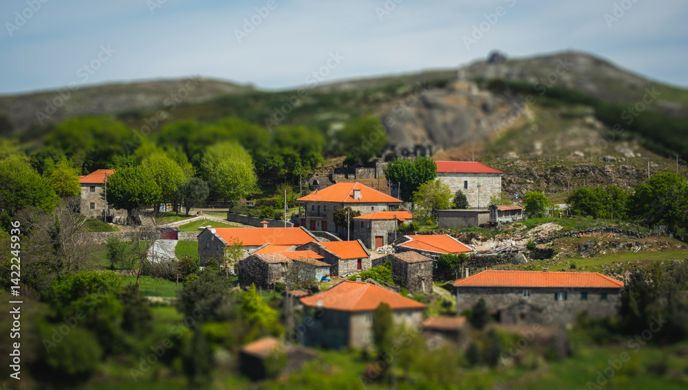 Fototapeta premium Tilt shift de casas de pedra na montanha Gerês
