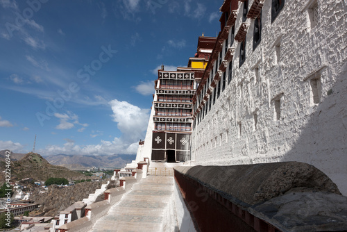 Tableau sur toile China Tibet Lhasa Potala Palace on a cloudy summer day