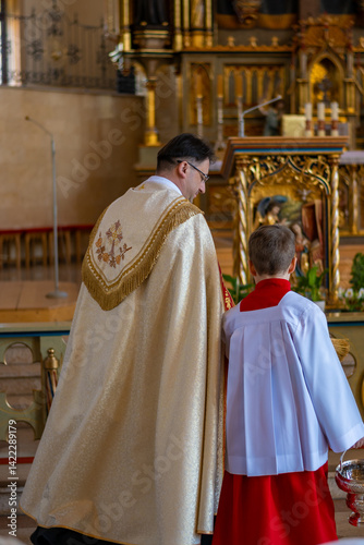Canvas Print Catholic priest blesses parishioners with holy water on Easter Vigil