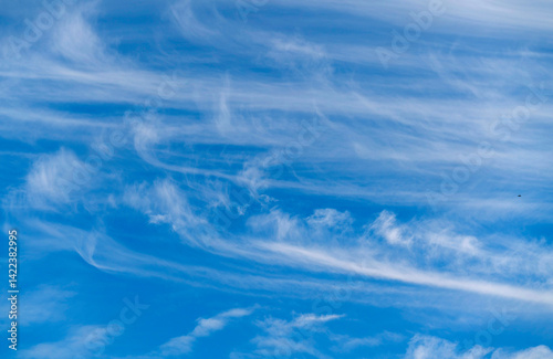 Nubes estiradas sobre un cielo azul