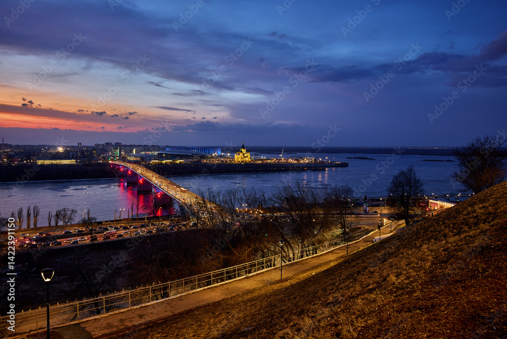 Obraz premium Sunset Over Strelka: Kanavinsky Bridge and Alexander Nevsky Cathedral