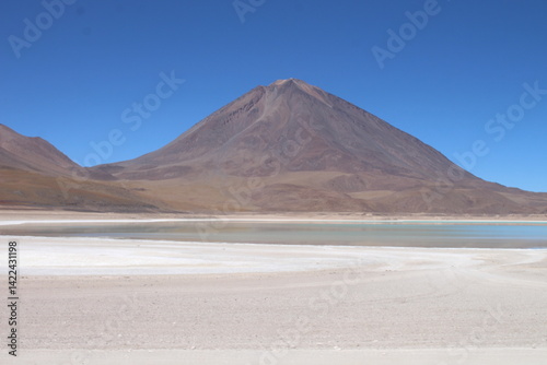 Lagoons, volcanoes and geysers in the Uyuni desert