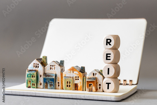 Obraz na płótnie REIT symbol. Real Estate Investment Trust, Real Estate Investment Trusts with miniature houses Investment concept. copy space, business background w salonie