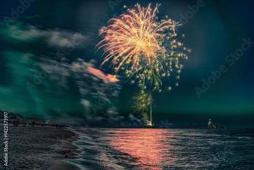 Zinnowitz, Insel Usedom, Deutschland – nächtliches Feuerwerk über der Ostsee mit Blick auf die Seebrücke Zinnowitz und die markante Tauchgondel. Frühling, Feststimmung und Freiheit am Meer.