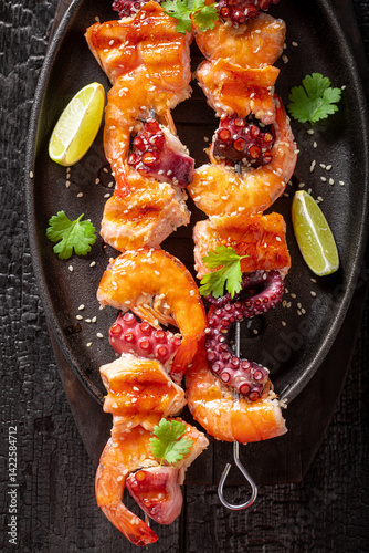Obraz na płótnie Fresh roasted skewer made of mix of seafoods. w salonie