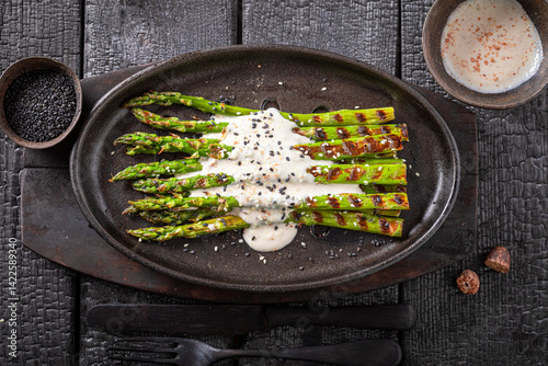 Obraz na płótnie Tasty grilled asparagus as a light summer grilled dish. w salonie