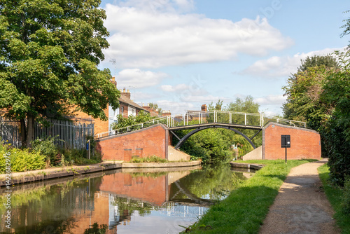 Obraz na płótnie Footbridge over the Aylesbury Arm of the Grand Union Canal, Buckinghamshire, England w salonie