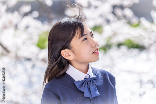 桜の下で微笑む女の子