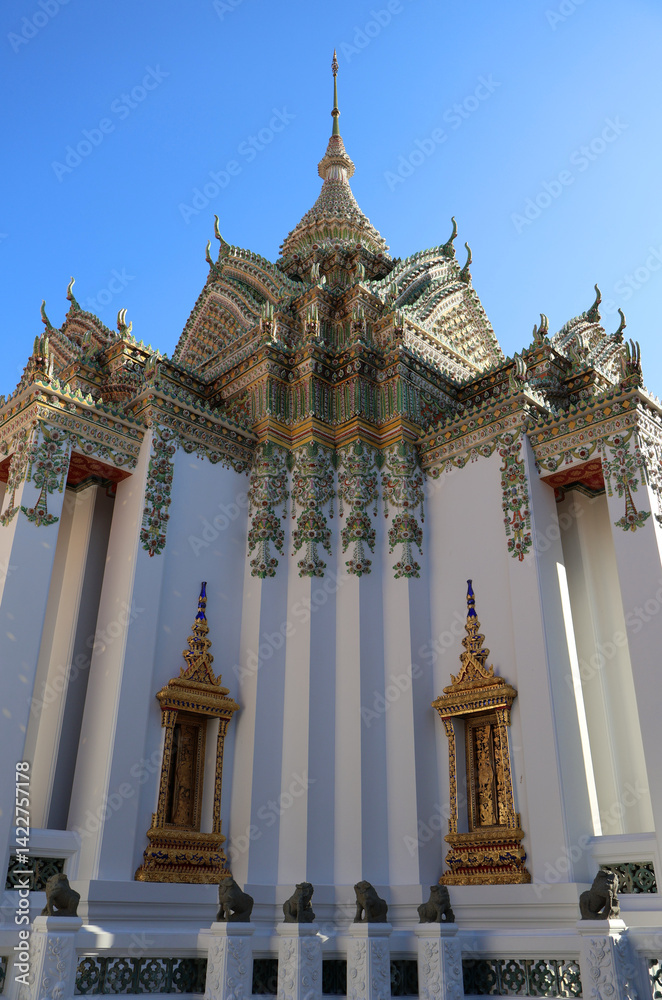 Fototapeta premium Stunning Craftsmanship of a Bangkok Buddhist Temple