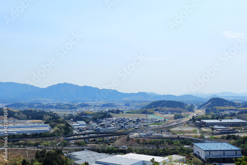 滋賀県　栗東市の日向山の南方の風景と延伸する道路