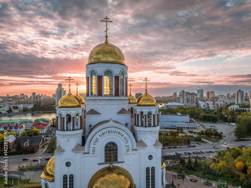 Foto Autumn Yekaterinburg and Temple on Blood in beautiful clear sunset