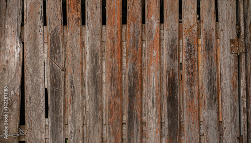Photos Superficie rústica de madera con vetas marcadas y tonos marrones - foto de stock