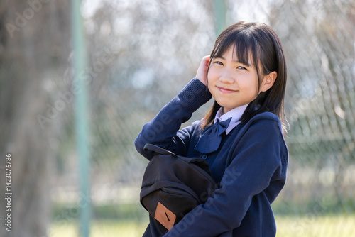 Obraz na płótnie ベンチに座る制服を着た女子学生 w salonie