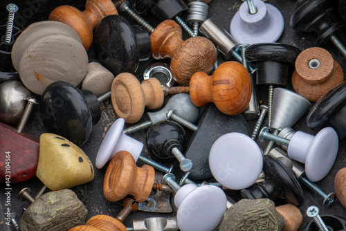 boutons de porte à l'étal d'une quincaillerie