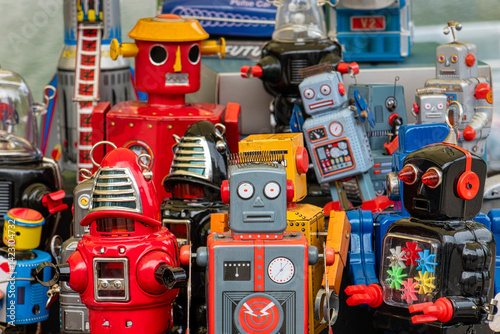 collection de robots sur l'étal d'une brocante
