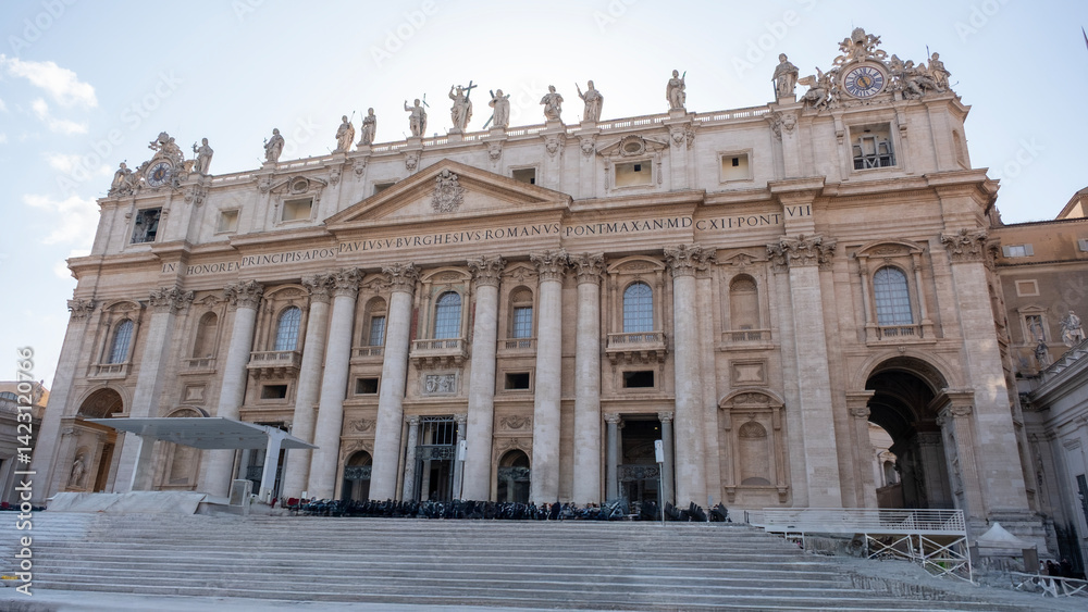 Obraz premium Front View of Saint Peter's Basilica with Statues and Latin Inscription in Vatican City