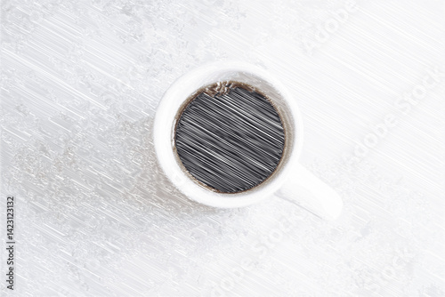 淹れたてのコーヒーが入ったマグカップを、真上から俯瞰したイメージ
