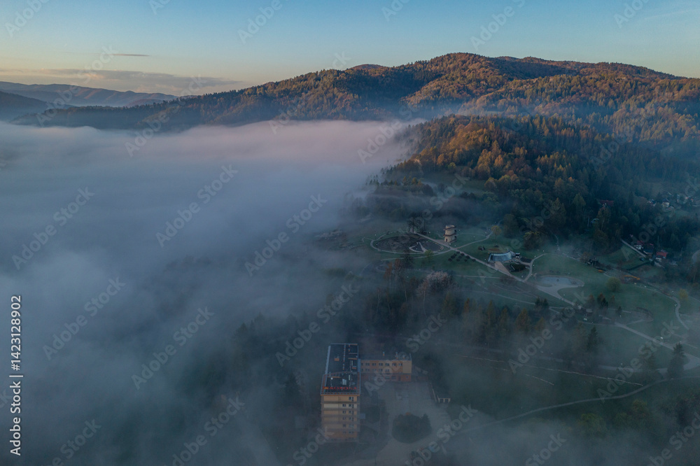 Fototapeta premium Muszyna, Małopolska, wschód słońca, Baszta.