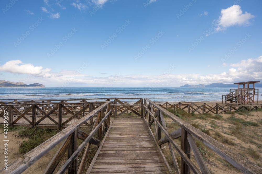 Obraz premium Der Strand Platja de Muro mit Holzsteg