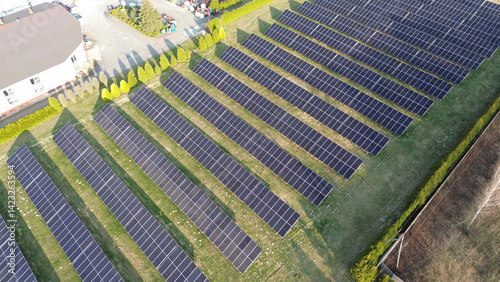 Obraz na płótnie Solar panels on green energy farm w salonie
