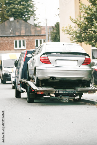 Obraz na płótnie Tow truck transporting broken car in urban area w salonie