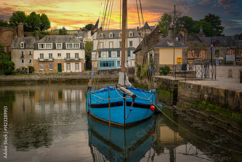 vieux gréement dans le port de Saint Goustan au coucher de soleil