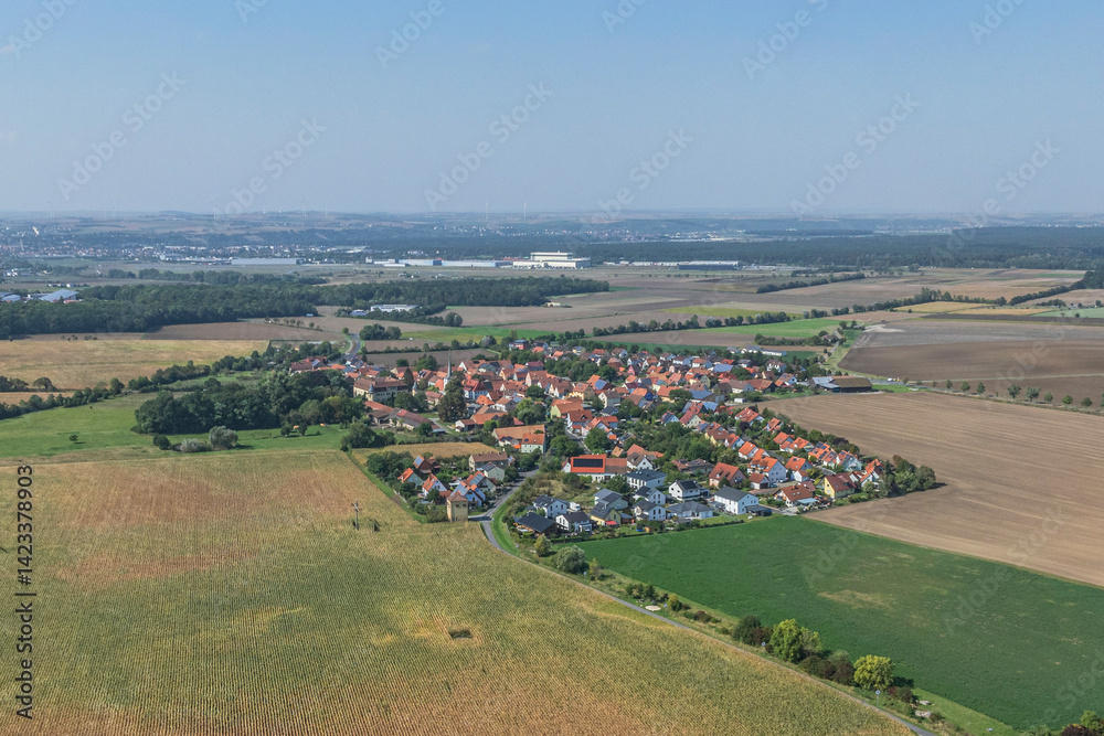 Ausblick auf Fröhstockheim bei Rödelsee im unterfränkischen Kreis Kitzingen im Spätsommer