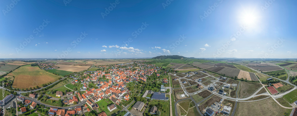 Die unterfränkische Weinbaugemeinde Rödelsee am Schwanberg im Luftbild