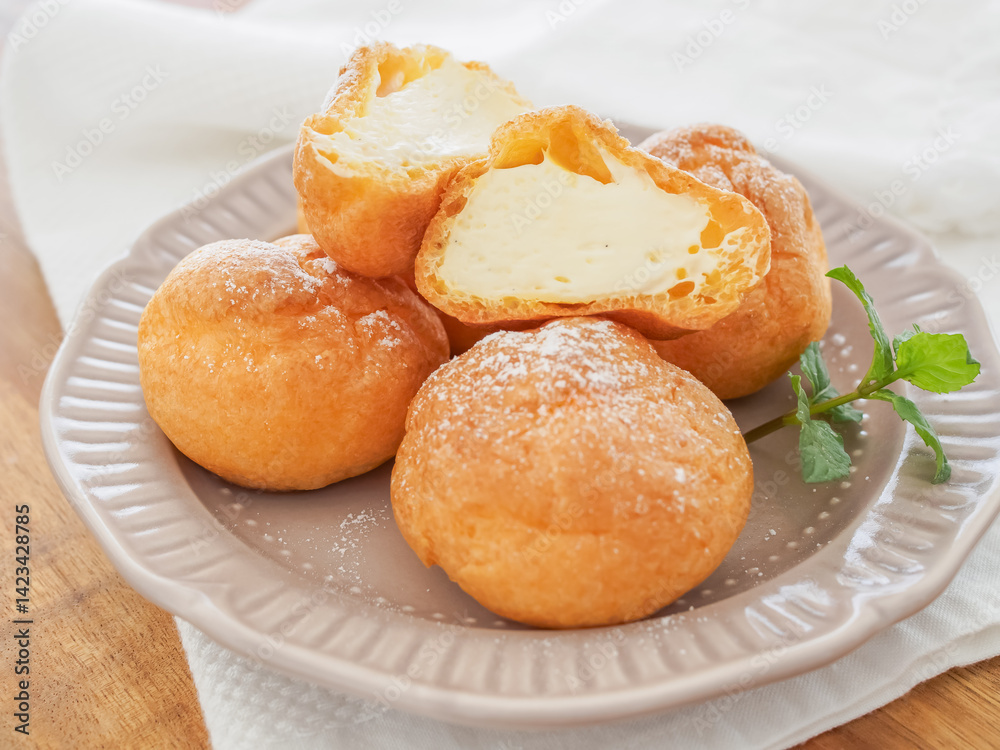 皿の上の小さなシュークリーム 皿の上の小さなシュークリーム