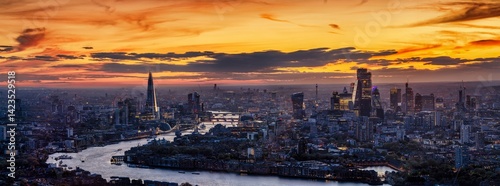 Obraz na płótnie Beautiful, panoramic view of the 2025 London skyline just after sunset with city lights and colorful cloudscape w salonie