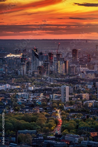 Obraz na płótnie Elevated sunset view of the London skyline with Canada Water, Elephant and Castle and Chelsea district in the background w salonie