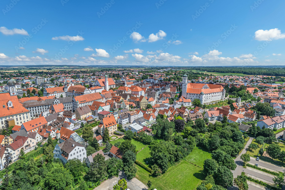 Die schwäbische Kreisstadt Dillingen rund um die Sportanlagen am Donaustadion von oben