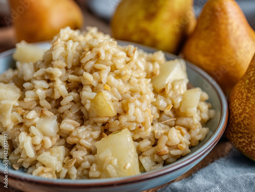 Piatto caldo di risotto gourmet con le pere, closeup