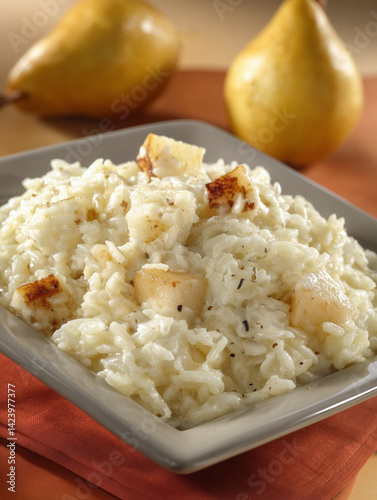 Piatto caldo di risotto gourmet con le pere, closeup
